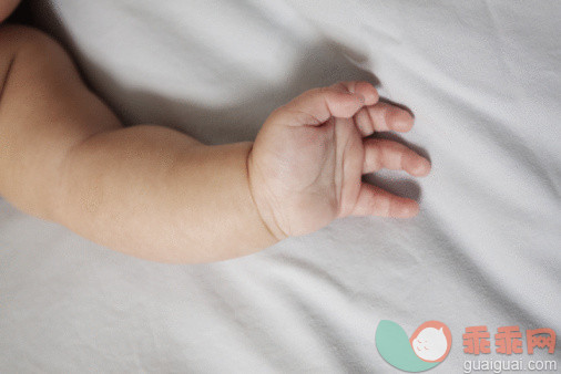 人,影棚拍摄,室内,四肢,手臂_88798955_Chinese baby's hand on blanket_创意图片_Getty Images China