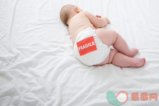 人,尿布,室内,金色头发,赤脚_87900693_Baby girl (6-9 months) sleeping._创意图片_Getty Images China