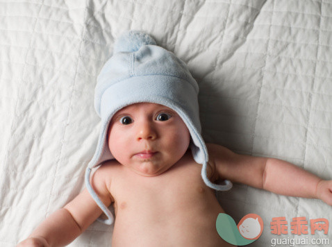 人,床,室内,毯子,凝视_98472277_Portrait of a baby laying on bed_创意图片_Getty Images China