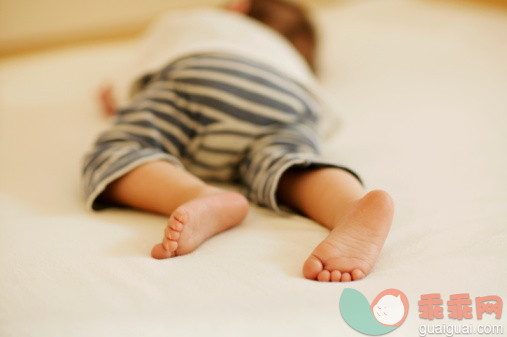 人,衣服,影棚拍摄,室内,足_84552162_Foot of a baby boy_创意图片_Getty Images China