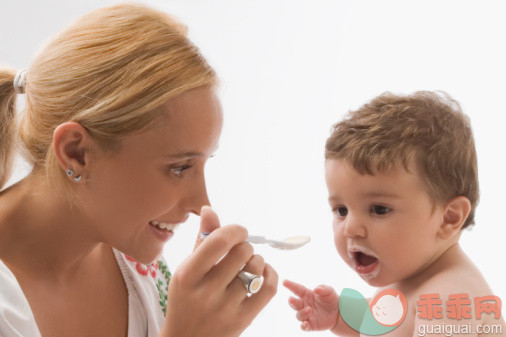 人,食品,银餐具,生活方式,人的头部_82958435_Mid adult woman feeding her son with a spoon and smiling_创意图片_Getty Images China