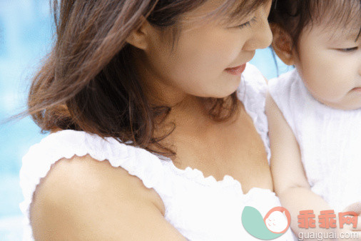 人,衣服,生活方式,户外,爱的_88797636_Close-up of a woman with her daughter_创意图片_Getty Images China