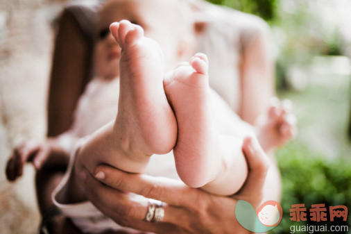 人,衣服,半装,珠宝,户外_88467593_Baby toes._创意图片_Getty Images China