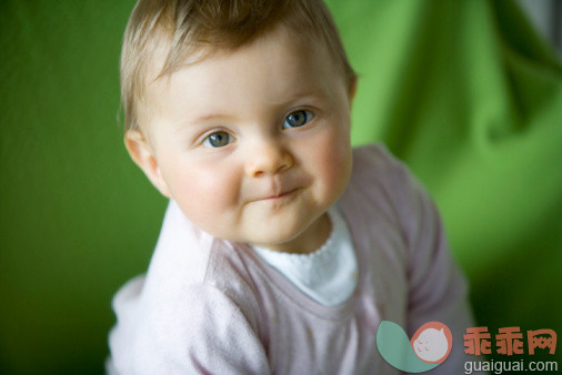 人,室内,微笑,维也纳,6到11个月_95651645_Baby girl (8 month) looking at camera, Vienna, Austria_创意图片_Getty Images China