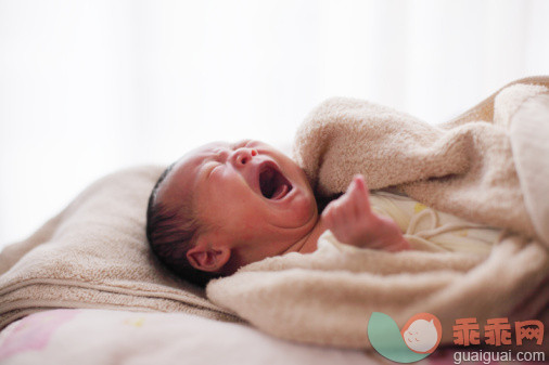 人,健康保健,室内,哭,毯子_97437049_Baby immediately after birth_创意图片_Getty Images China