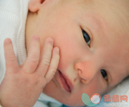 人,生活方式,室内,休息,睡觉_88190376_Close up of newborn baby_创意图片_Getty Images China