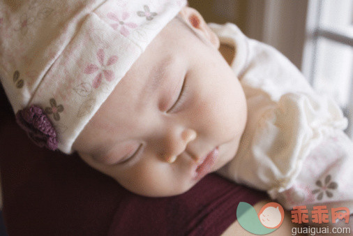 人,帽子,影棚拍摄,室内,鸭舌帽_88799254_Chinese baby sleeping on shoulder_创意图片_Getty Images China