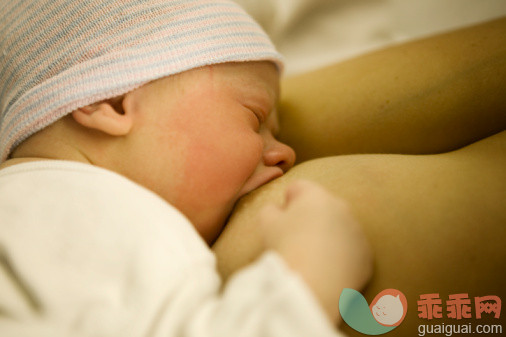 健康食物,摄影,人,婴儿服装,室内_91283584_baby eating_创意图片_Getty Images China