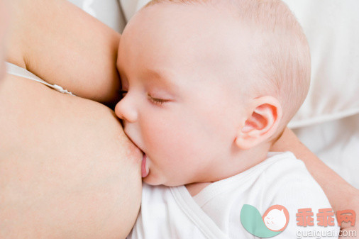 人,生活方式,室内,快乐,胸部_87883414_Mother nursing her baby_创意图片_Getty Images China