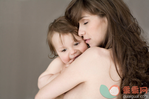 人,半装,室内,爱的,裸体_83779411_Mother and baby portrait_创意图片_Getty Images China