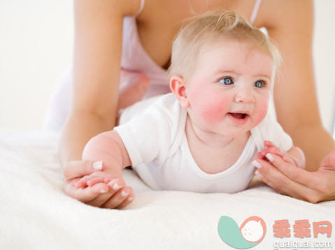 人,家具,床,室内,中间部分_81897146_Mother leaning over baby on bed_创意图片_Getty Images China