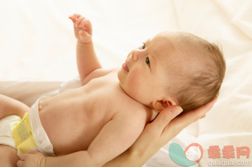 人,家具,床,尿布,室内_82096045_Mother holding baby girl_创意图片_Getty Images China