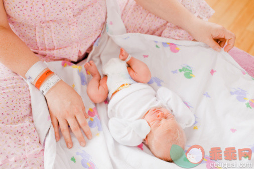 父母,母亲,家庭,医院,医疗建筑_91999373_Mother's hands and newborn baby_创意图片_Getty Images China