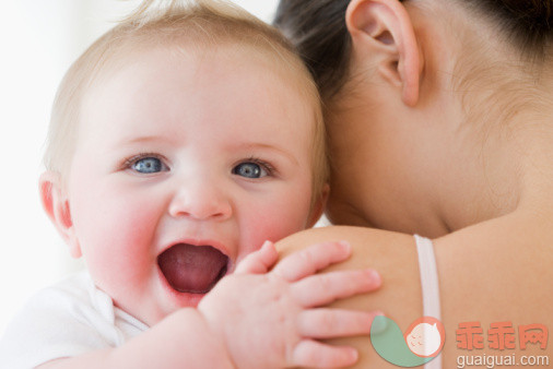 人,影棚拍摄,室内,快乐,笑_81897137_Baby laughing over mother?s shoulder_创意图片_Getty Images China