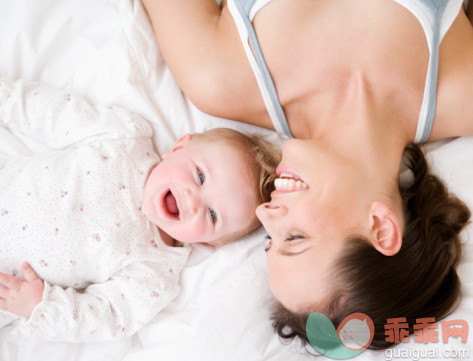 人,家具,床,室内,快乐_81897162_Mother and baby laughing_创意图片_Getty Images China