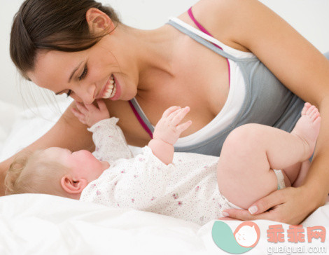 人,家具,床,室内,快乐_81897166_Mother smiling at baby_创意图片_Getty Images China