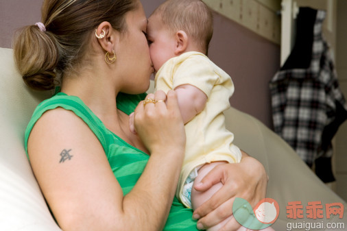 人,衣服,室内,拿着,运送_82548781_Young mother kissing baby daughter_创意图片_Getty Images China