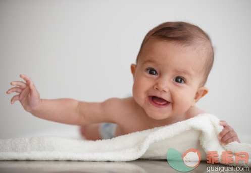 人,半装,影棚拍摄,四分之三身长,室内_91933853_Happy Baby Girl, Lifting Arm In The Air_创意图片_Getty Images China