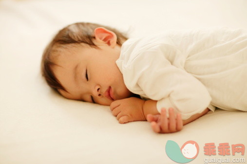 人,衣服,影棚拍摄,室内,短发_84552160_Baby boy sleeping_创意图片_Getty Images China