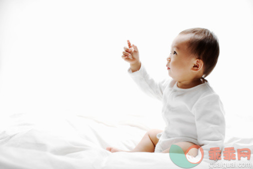 人,衣服,家具,床,生活方式_83655166_Baby who sits on sheet_创意图片_Getty Images China