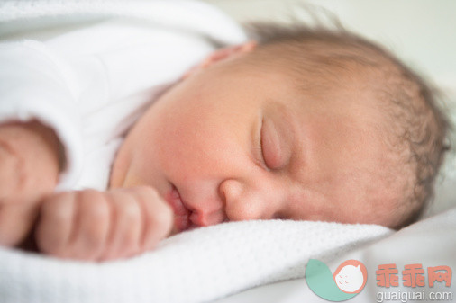 摄影,室内,衣服,休闲装,躺_sb10063545a-001_Newborn baby girl (0-3 months) asleep, close-up_创意图片_Getty Images China