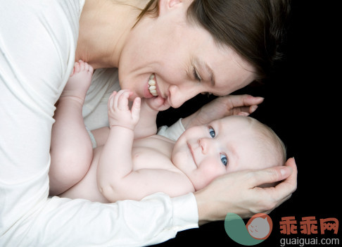 人,衣服,影棚拍摄,室内,躺_83025086_MOTHER HOLDING BABY IN ARMS_创意图片_Getty Images China
