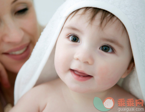 人,婴儿服装,室内,35岁到39岁,毛巾_98011891_Close up of a mum with a baby wrapped in a towel_创意图片_Getty Images China