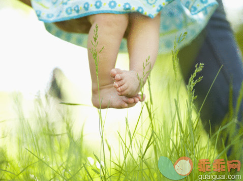 人,衣服,环境,户外,腰部以下_89128250_Family in park_创意图片_Getty Images China