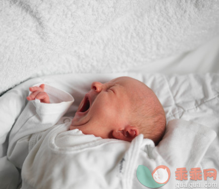 概念,视角,构图,图像,摄影_sb10064603a-001_Newborn baby (0-3 months) lying on towel, yawning, elevated view_创意图片_Getty Images China