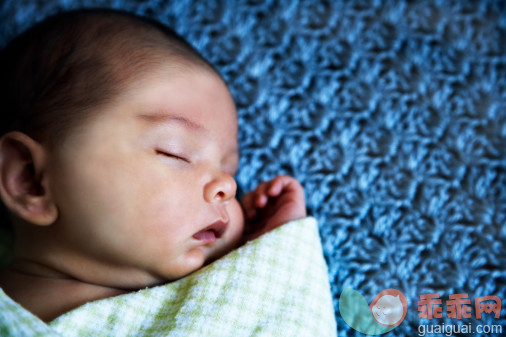 健康生活方式,摄影,人,影棚拍摄,黑发_85562152_New born baby sleeping_创意图片_Getty Images China