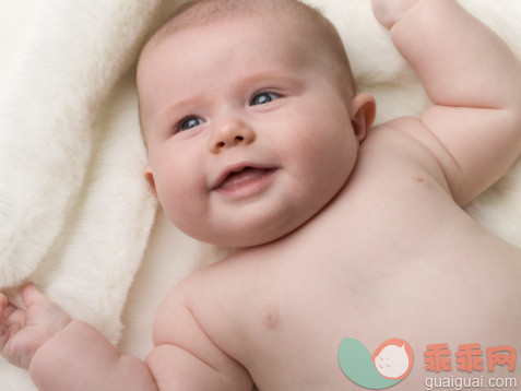 洛杉矶城,人,2到5个月,影棚拍摄,微笑_91300371_Portrait of chubby 3 month old baby girl_创意图片_Getty Images China