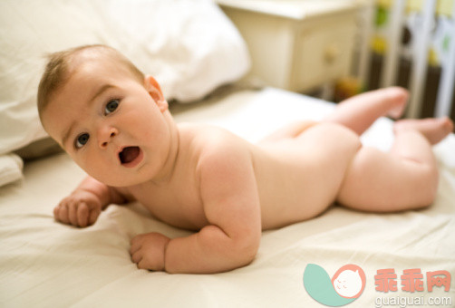 快乐,裸体,人,床,休息_90349348_6 month baby boy laying on bed_创意图片_Getty Images China