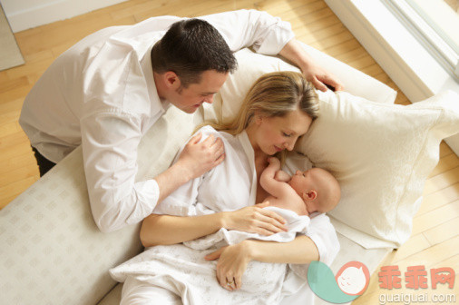 人,休闲装,沙发,室内,满意_90129226_Father and Mother Watching Baby Sleeping_创意图片_Getty Images China