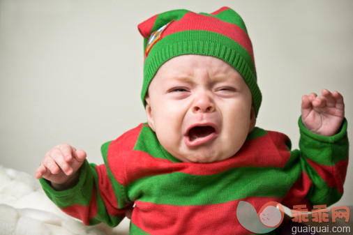 人,法定假日,影棚拍摄,圣诞节,室内_90959879_A baby cries while wearing an elf outfit for Christmas._创意图片_Getty Images China