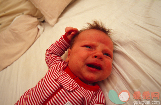 人,室内,床上用品,不舒服的,发狂的_84298717_A one month old baby hungry and a little frustrated lying on a bed._创意图片_Getty Images China