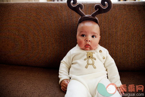 人生大事,法定假日,圣诞节,摄影,人_85562154_Baby wearing reindeer antlers_创意图片_Getty Images China