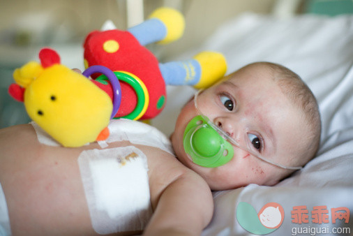 摄影,人,健康保健,室内,毛绒玩具_91223716_Baby lying with giraffe and pacifier_创意图片_Getty Images China