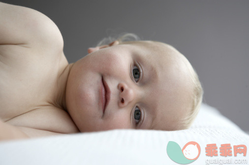 图像,摄影,构图,视角,肖像_75462538_Baby boy (18-21 months) lying on bed, portrait_创意图片_Getty Images China