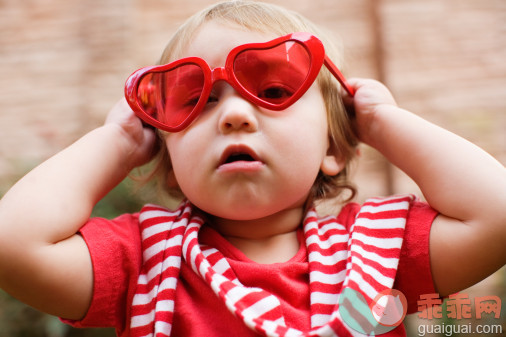 人,衣服,眼部用品,室内,太阳镜_85255595_child dressing up with heart sunglasses_创意图片_Getty Images China