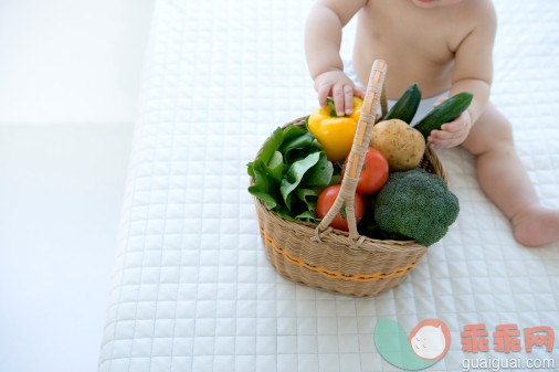 人,衣服,家具,半装,食品_81850869_Vegetable basket and lower half of baby body_创意图片_Getty Images China