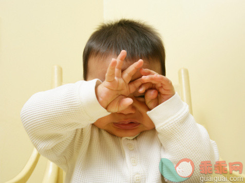 衣服,住宅内部,室内,短发,头发长度_sb10066157i-001_Baby boy (21-24 months) sitting in high chair, covering eyes with hands_创意图片_Getty Images China