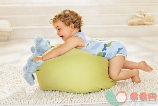 人,衣服,住宅内部,玩具,室内_87890575_Smiling baby crawling to catch a blue fluffy toy_创意图片_Getty Images China