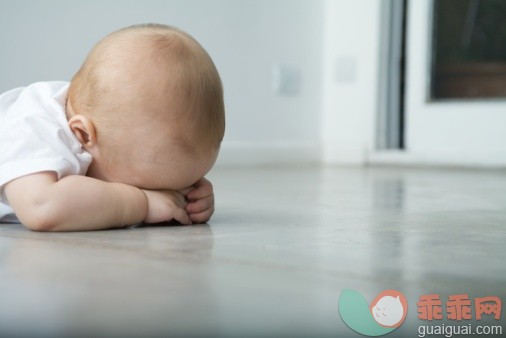 概念,视角,构图,图像,摄影_77807046_Baby lying on stomach, head resting on arms, obscured face_创意图片_Getty Images China