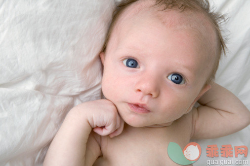 人,影棚拍摄,白人,纺织品,可爱的_97402416_NEWBORN BABY BOY WITH HAND ON CHIN_创意图片_Getty Images China