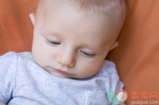 人,休闲装,T恤,影棚拍摄,白人_97456907_BABY BOY LOOKING DOWN_创意图片_Getty Images China