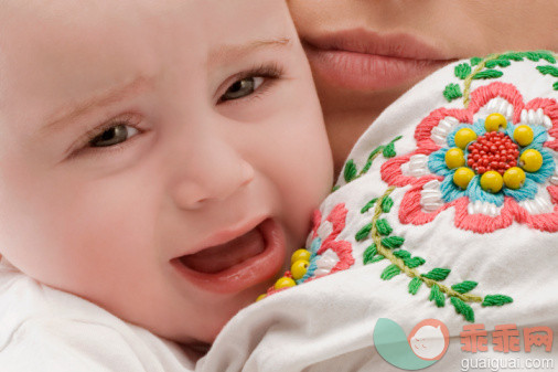 人,衣服,父母,母亲,儿子_82958427_Close-up of a baby boy crying_创意图片_Getty Images China