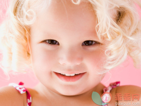 人,肖像,摄影,白人,18到23个月_83605510_little girl smiling._创意图片_Getty Images China