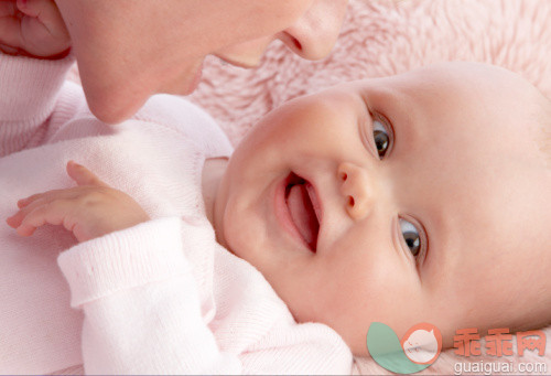 环境,自然,户外,快乐,微笑_83421033_Baby girl smiling at camera with Mom's face near_创意图片_Getty Images China