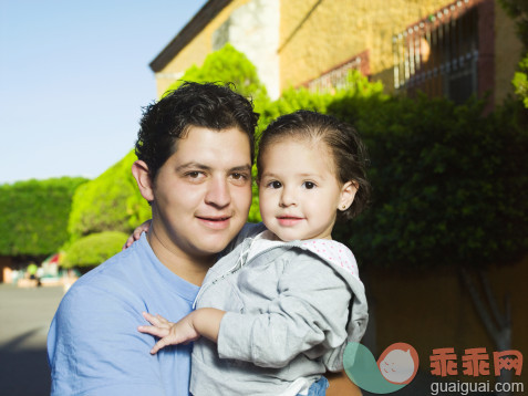 人,衣服,户外,满意,微笑_82777172_A young hispanic father holding his daughter_创意图片_Getty Images China