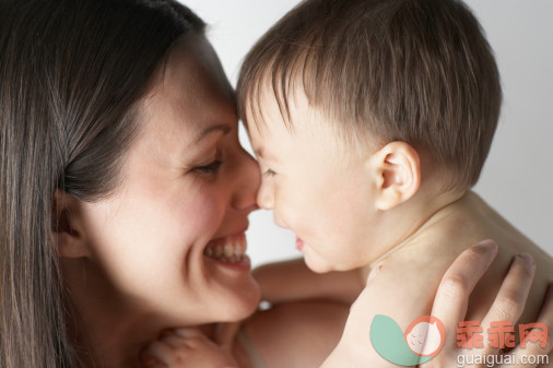 人,衣服,睡衣,椅子,瓶子_88045649_Mother interacting with baby boy, both smiling._创意图片_Getty Images China